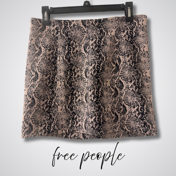 FREE PEOPLE Snake Print Mini Skirt - Size 8 🐍✨ - Picture 1 of 4